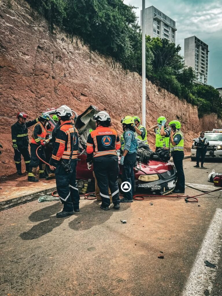 Volcadura en la carretera estatal 200 deja intensa movilización en Hércules