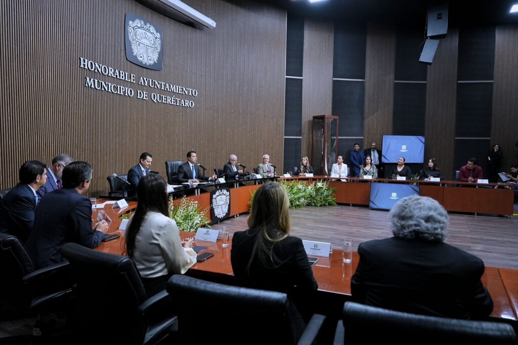 Entrega Ayuntamiento de Querétaro preseas y homenaje póstumo a queretanas y queretanos comprometidos con la sociedad
