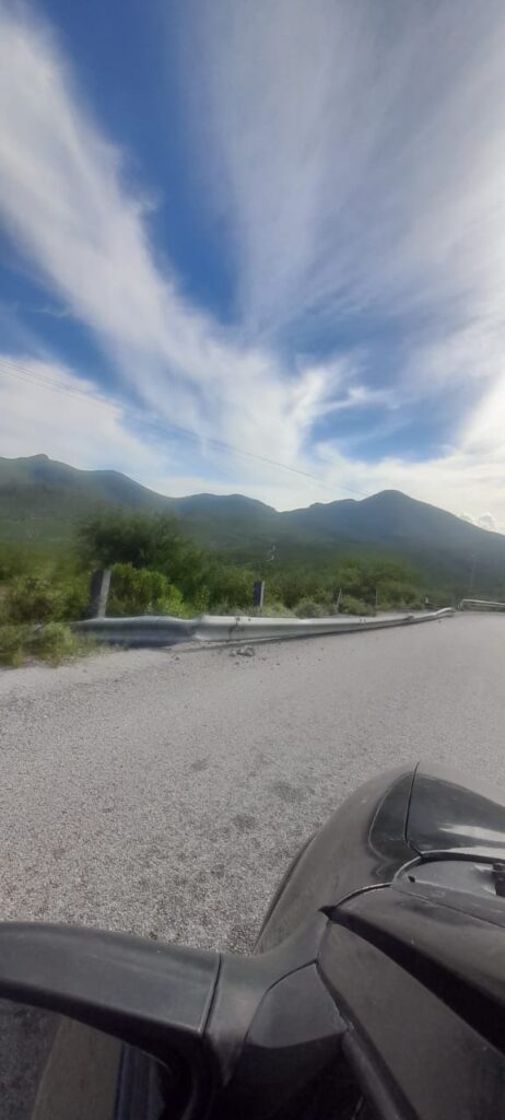 ¡PELIGRO EN CURVA MORTAL! Autoridades Ignoran Barra de Contención Doblada en Cadereyta