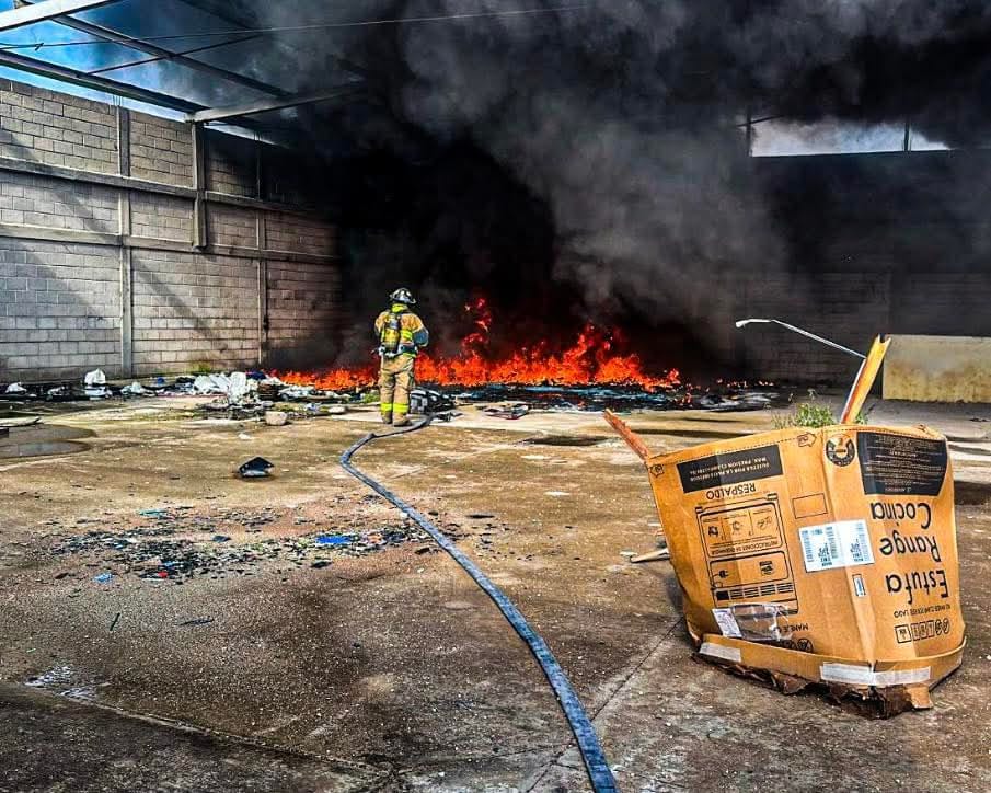 Incendio en bodega de plásticos moviliza a cuerpos de emergencia en Paseos de Xhosda