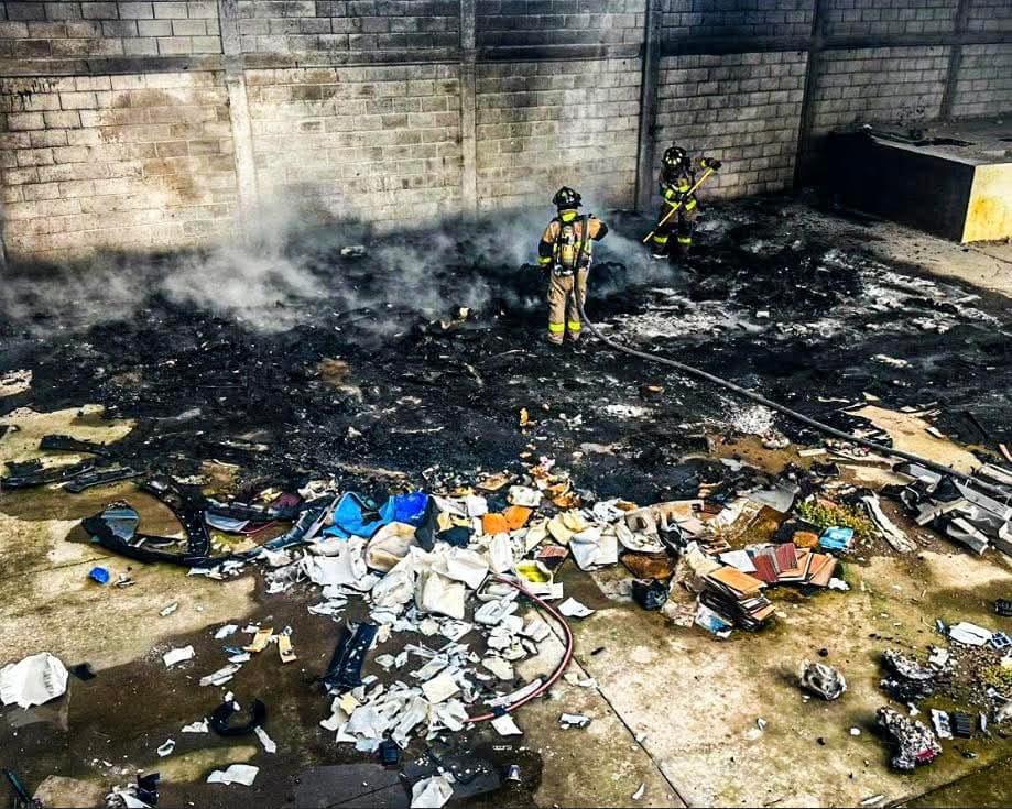 Incendio en bodega de plásticos moviliza a cuerpos de emergencia en Paseos de Xhosda