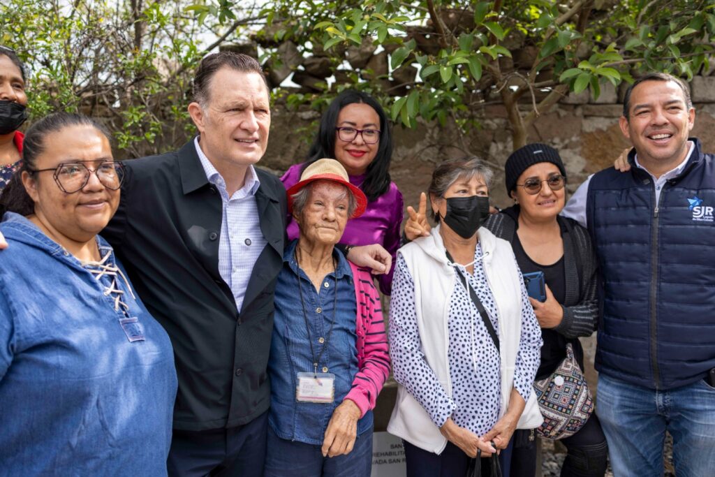 El titular del Poder Ejecutivo estatal, Mauricio Kuri González, acompañado por el presidente municipal de San Juan del Río, Roberto Carlos Cabrera Valencia, encabezó la entrega de la primera etapa de rehabilitación de la calle Prolongación Miguel Hidalgo y anunció el inicio de la segunda etapa en la colonia Infonavit San Isidro. Ambas intervenciones forman parte de un proyecto integral que contempla una inversión total de 17.1 millones de pesos.