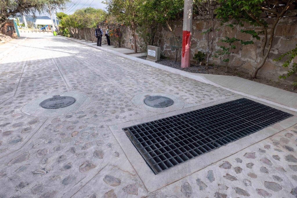 El titular del Poder Ejecutivo estatal, Mauricio Kuri González, acompañado por el presidente municipal de San Juan del Río, Roberto Carlos Cabrera Valencia, encabezó la entrega de la primera etapa de rehabilitación de la calle Prolongación Miguel Hidalgo y anunció el inicio de la segunda etapa en la colonia Infonavit San Isidro. Ambas intervenciones forman parte de un proyecto integral que contempla una inversión total de 17.1 millones de pesos.