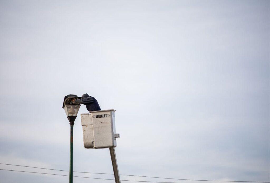 Supervisa Roberto Cabrera trabajos de mejora de imagen urbana en la colonia La Peña