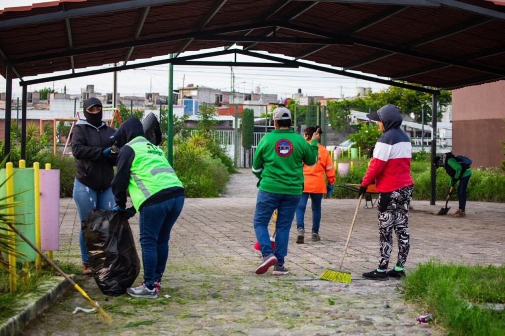 Supervisa Roberto Cabrera trabajos de mejora de imagen urbana en la colonia La Peña