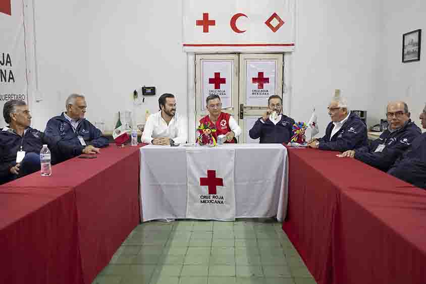 Mauricio Cárdenas y la Asociación Peregrinos Guadalupanos de la Santa Cruz A.C. realizan donativo a la Cruz Roja