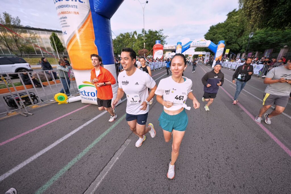Encabeza Felifer Macías Medio Maratón por el 494 aniversario de Querétaro