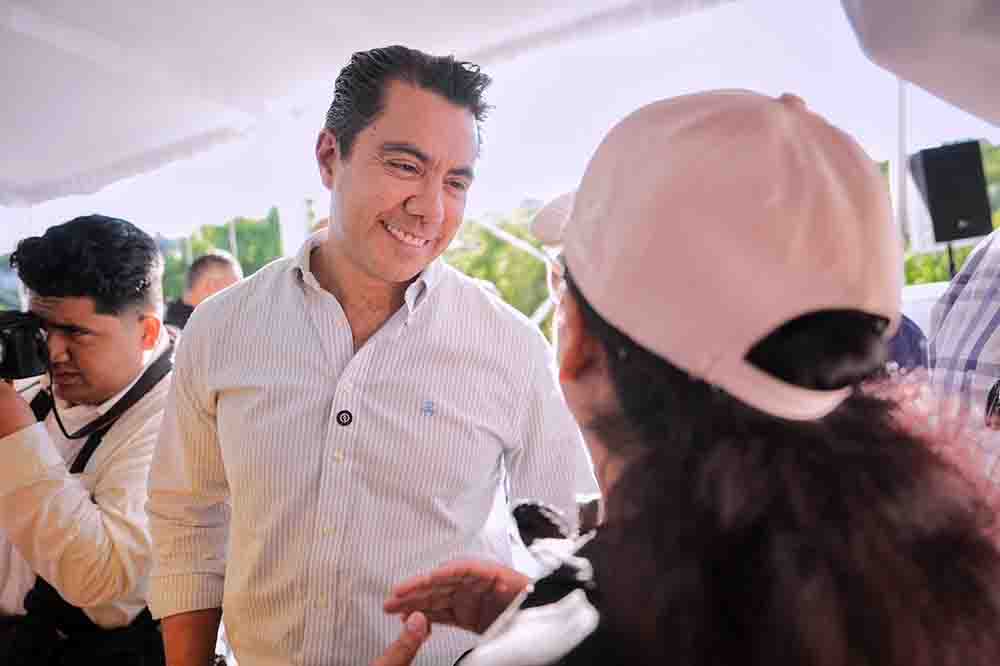 Asiste Felifer Macías a entrega de obra de mejoramiento de calles en la comunidad de Mompaní 
