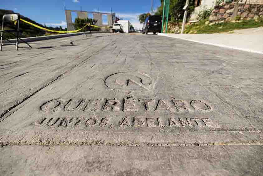 Entregan rehabilitación de calles de Mompaní