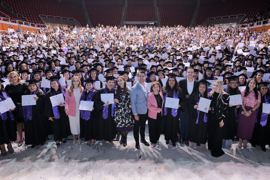 Reconoce Felifer Macías el esfuerzo de las graduadas de la Universidad de las Mujeres 2021-2025