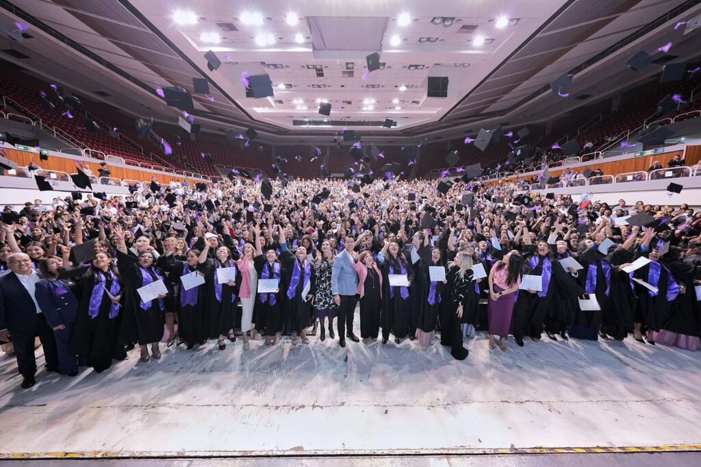 Reconoce Felifer Macías el esfuerzo de las graduadas de la Universidad de las Mujeres 2021-2025