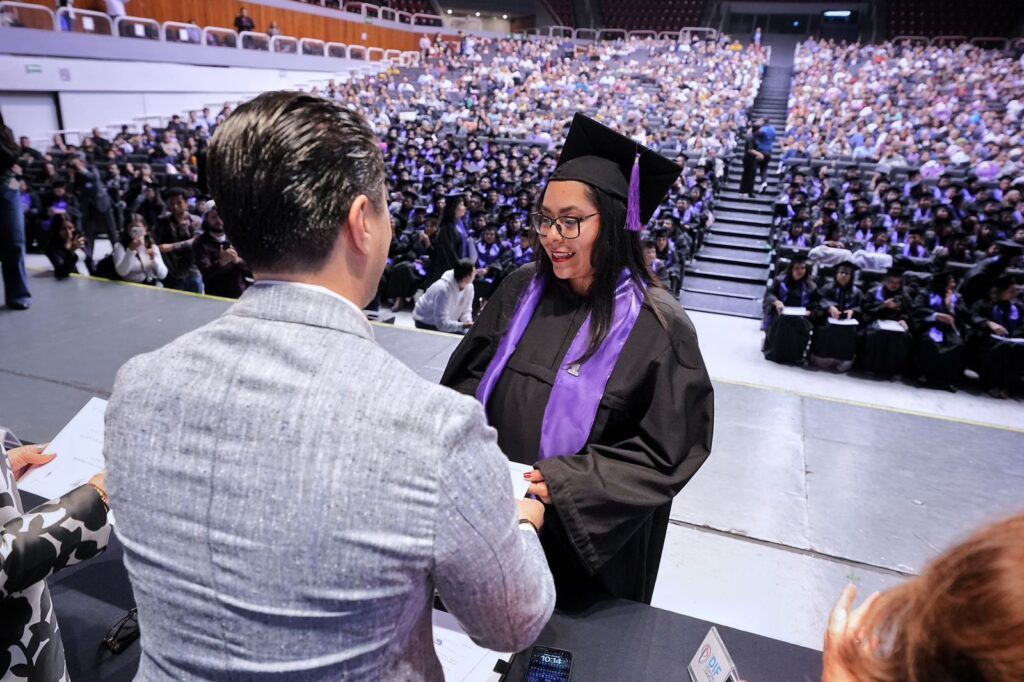 Reconoce Felifer Macías el esfuerzo de las graduadas de la Universidad de las Mujeres 2021-2025