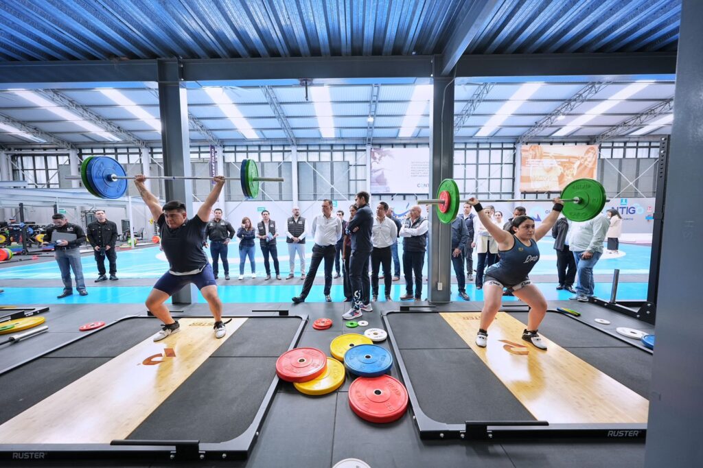 Acude Felifer a inauguración del “Pabellón de Alto Rendimiento” del Querétaro 2000