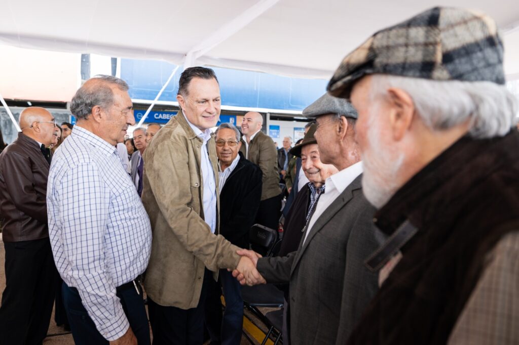 Reconoce Mauricio Kuri a profesionistas que participaron en la construcción del Estadio Corregidora