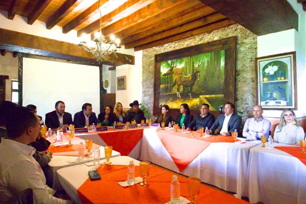 Asiste Roberto Cabrera a la entrega de convenios de colaboración con la Coordinación Estatal de Desarrollo Municipal