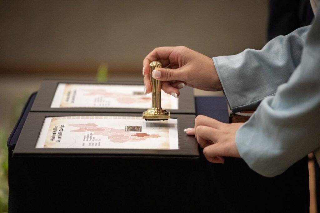 Cancelan sello postal conmemorativo de la fundación de San Juan del Río y reconocen a sanjuanenses distinguidos