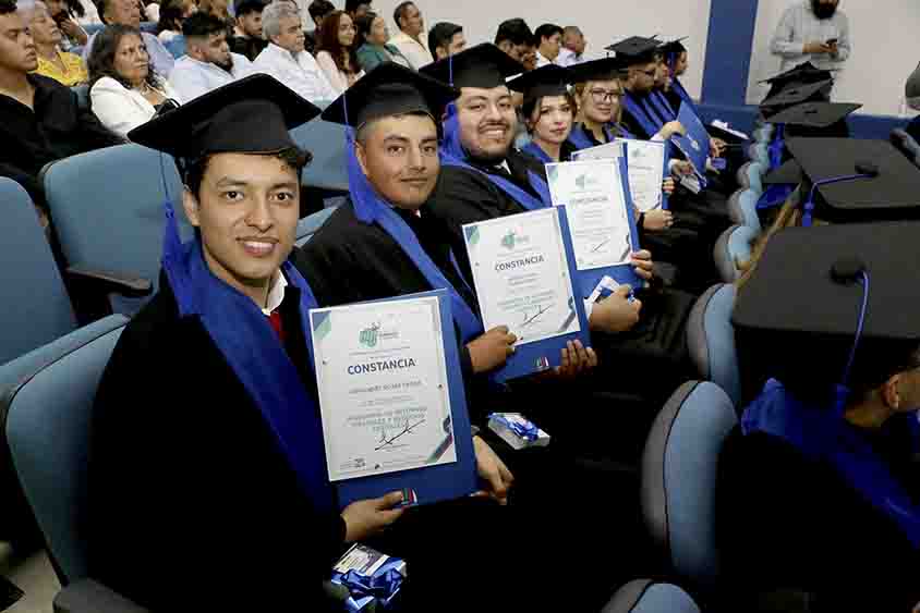 UTC celebra la graduación de 60 nuevos profesionistas