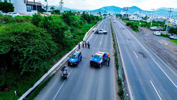 Volcadura de tractocamión con fuga de gas moviliza cuerpos de emergencia en el Libramiento Surponiente