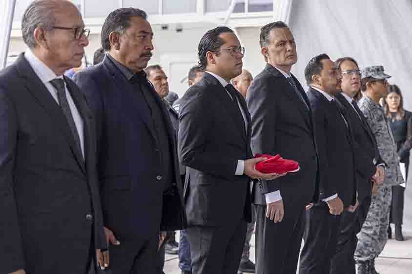 Gobernador rinde homenaje a José Luis Corona, policía caído en servicio
