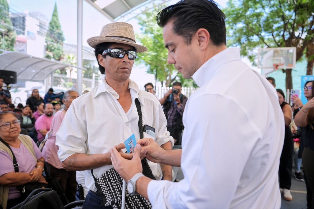 Entrega Felifer apoyos a personas con discapacidad permanente