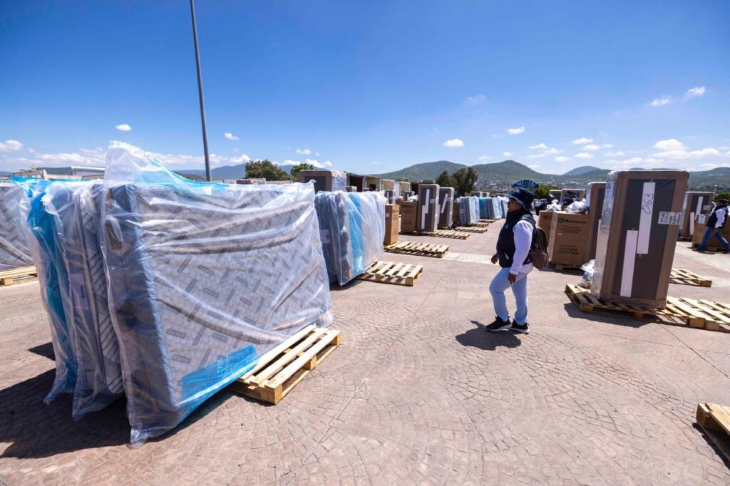 Avanza la entrega de enseres y apoyos alimentarios a familias afectadas por lluvias en Querétaro