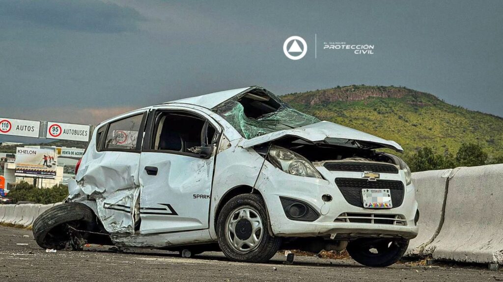 Atendieron volcadura en la Autopista 57; una persona con lesiones graves