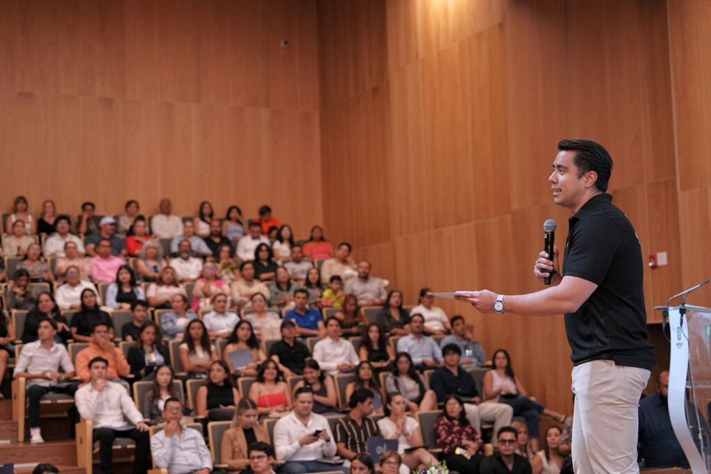 Felifer Macías entregó 162 becas a jóvenes que serán embajadores de Querétaro en el mundo