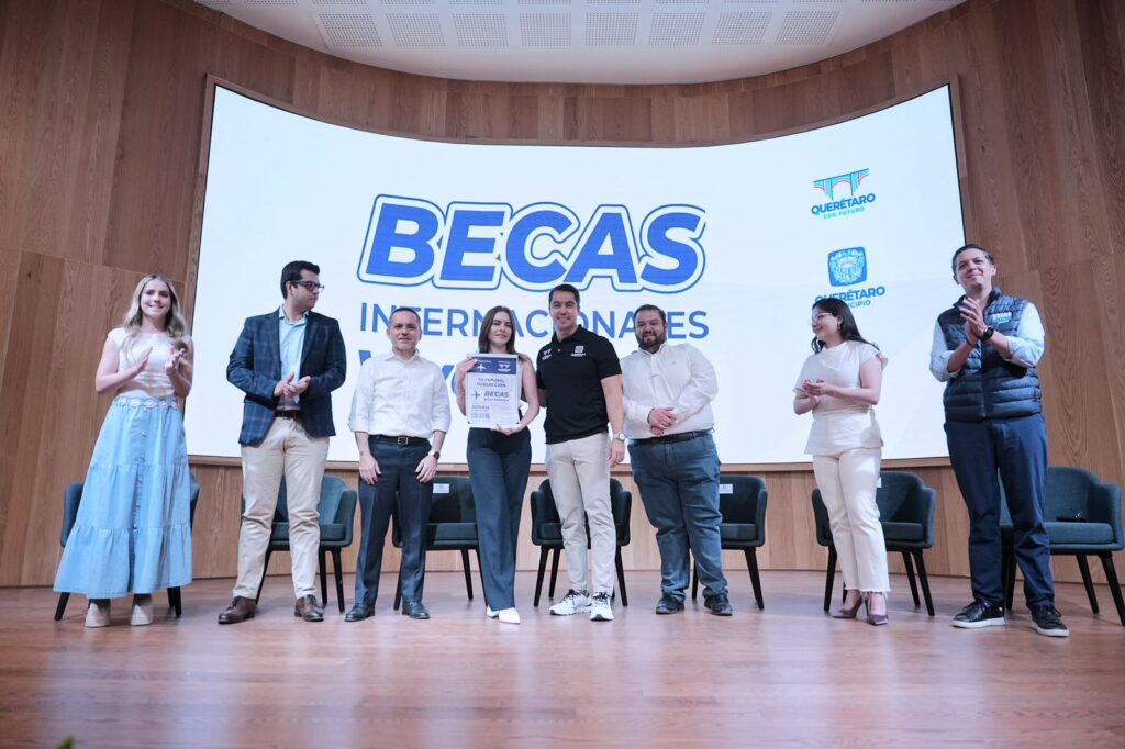Felifer Macías entregó 162 becas a jóvenes que serán embajadores de Querétaro en el mundo