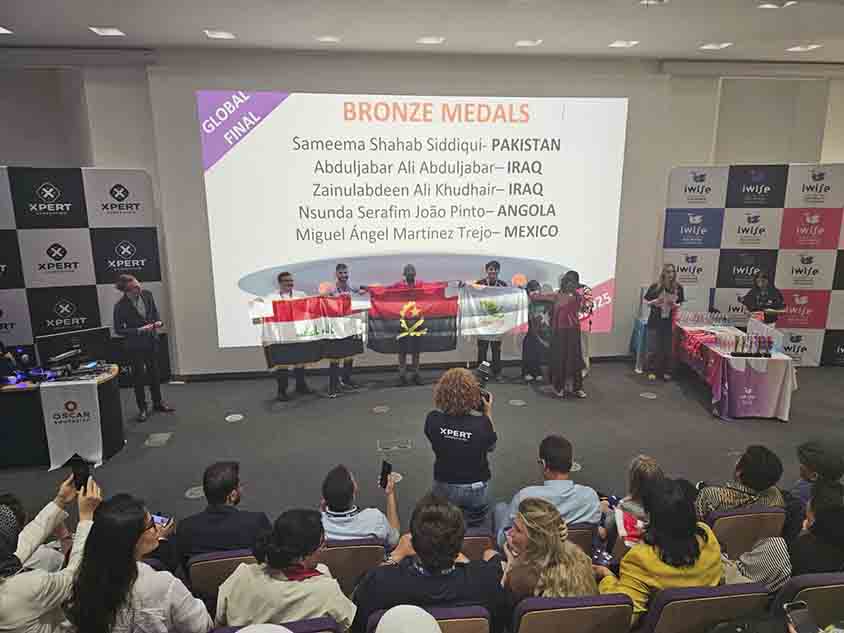 Triunfa alumno del CECyTEQ en Inglaterra con salsa en polvo