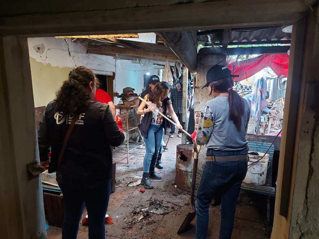 Personal del DIF acude en brigadas y asiste a afectados por lluvias Personal del DIF acude en brigadas y asiste a afectados por lluvias