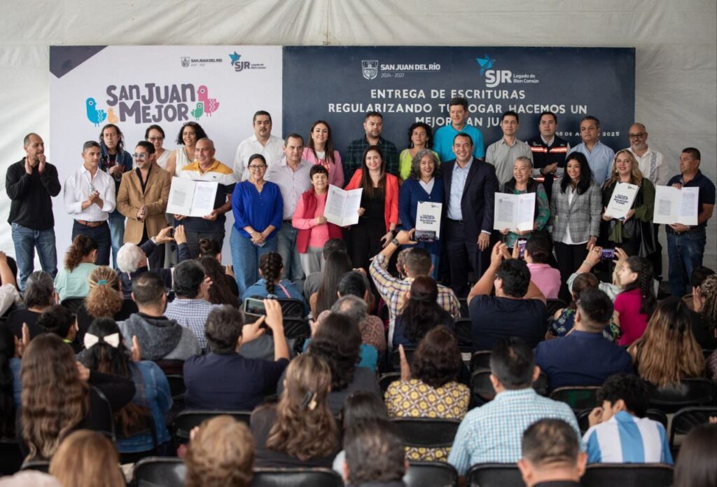Roberto Cabrera entrega 212 escrituras a familias de tres colonias de San Juan del Río