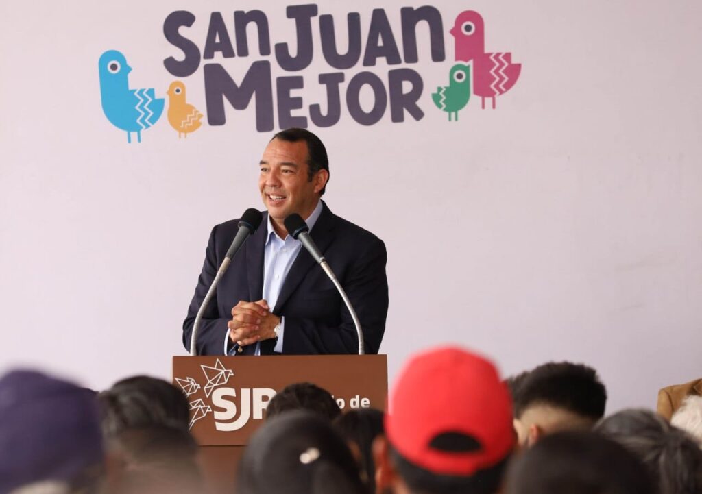 Roberto Cabrera entrega 212 escrituras a familias de tres colonias de San Juan del Río