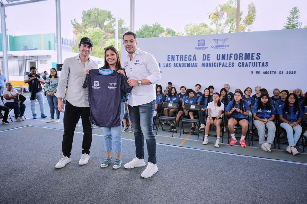 Entrega Felifer Macías uniformes deportivos a 700 atletas de academias municipales