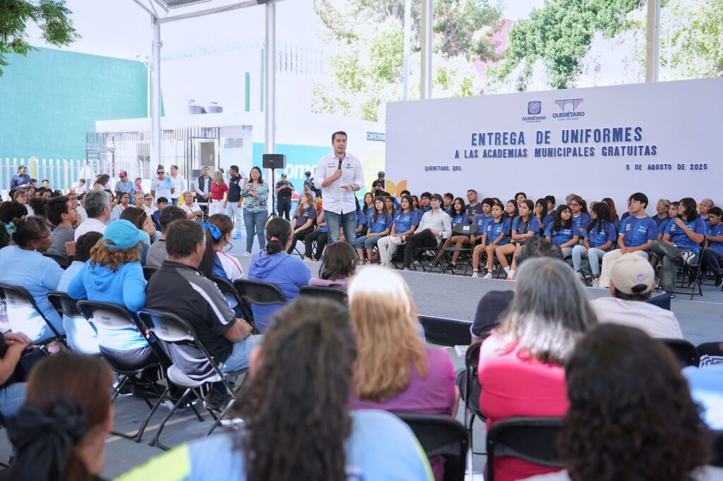 Entrega Felifer Macías uniformes deportivos a 700 atletas de academias municipales