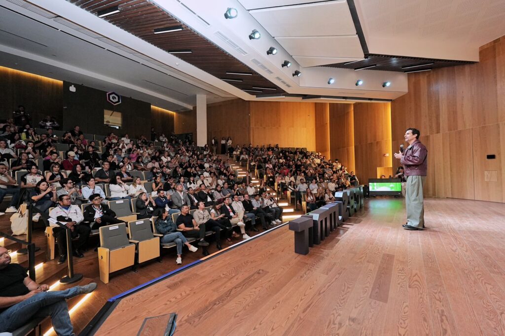 Asiste Felifer Macías a la conferencia de Alan por el Mundo