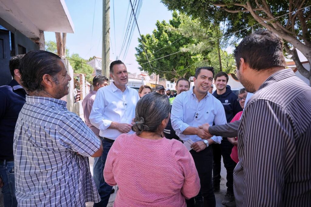 Realiza Felifer Macías entrega de enseres a familias afectadas por lluvias