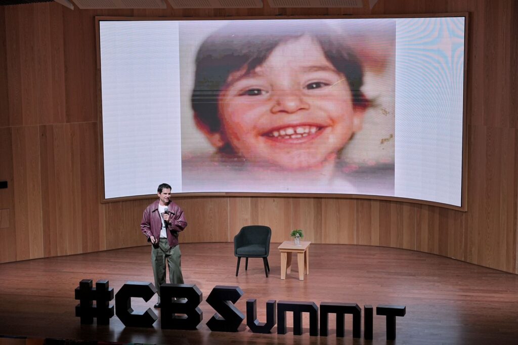 Asiste Felifer Macías a la conferencia de Alan por el Mundo