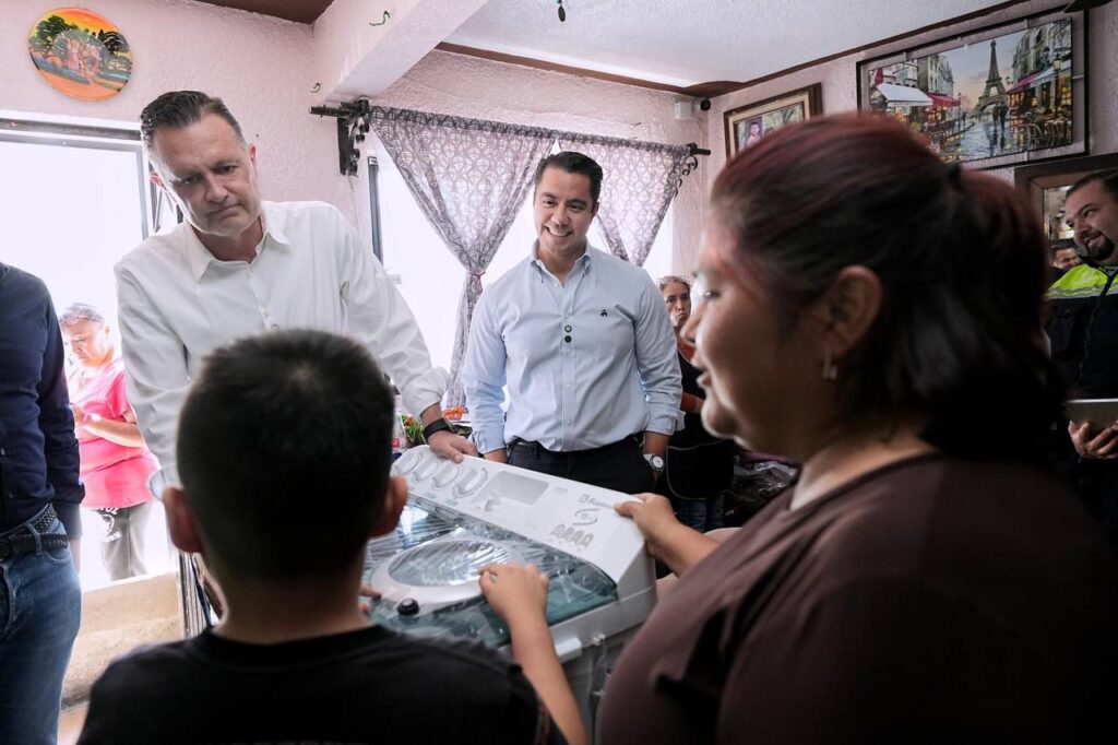 Realiza Felifer Macías entrega de enseres a familias afectadas por lluvias