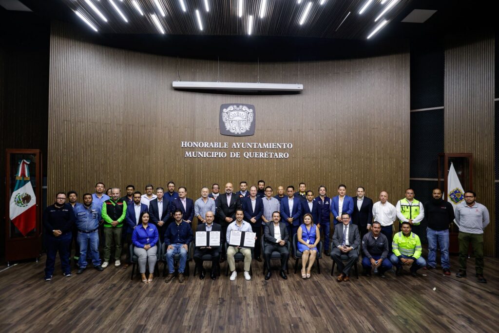 Firma Felifer Macías acuerdo de colaboración con la Cámara Nacional de la Industria Electrónica de Telecomunicaciones y Tecnologías de la Información