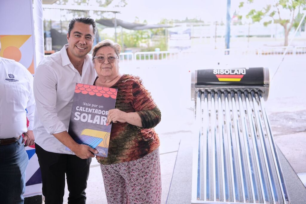 Entrega Felifer Macías calentadores solares del programa “Tu Vivienda en Acción”