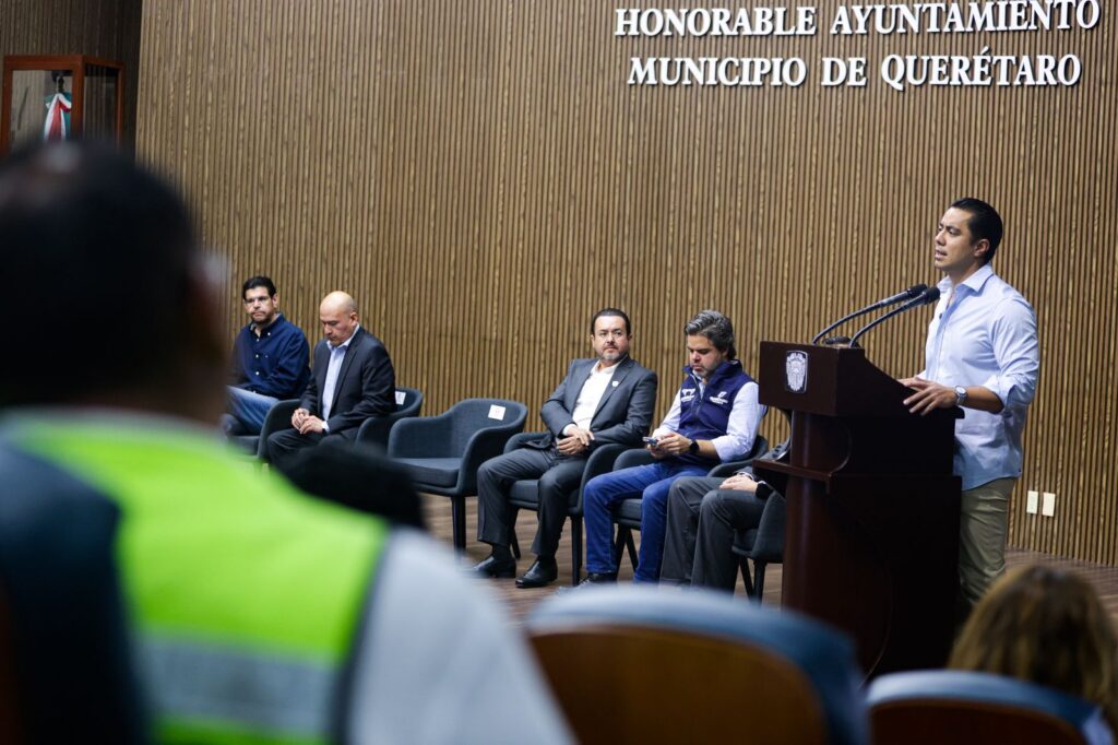 Firma Felifer Macías acuerdo de colaboración con la Cámara Nacional de la Industria Electrónica de Telecomunicaciones y Tecnologías de la Información