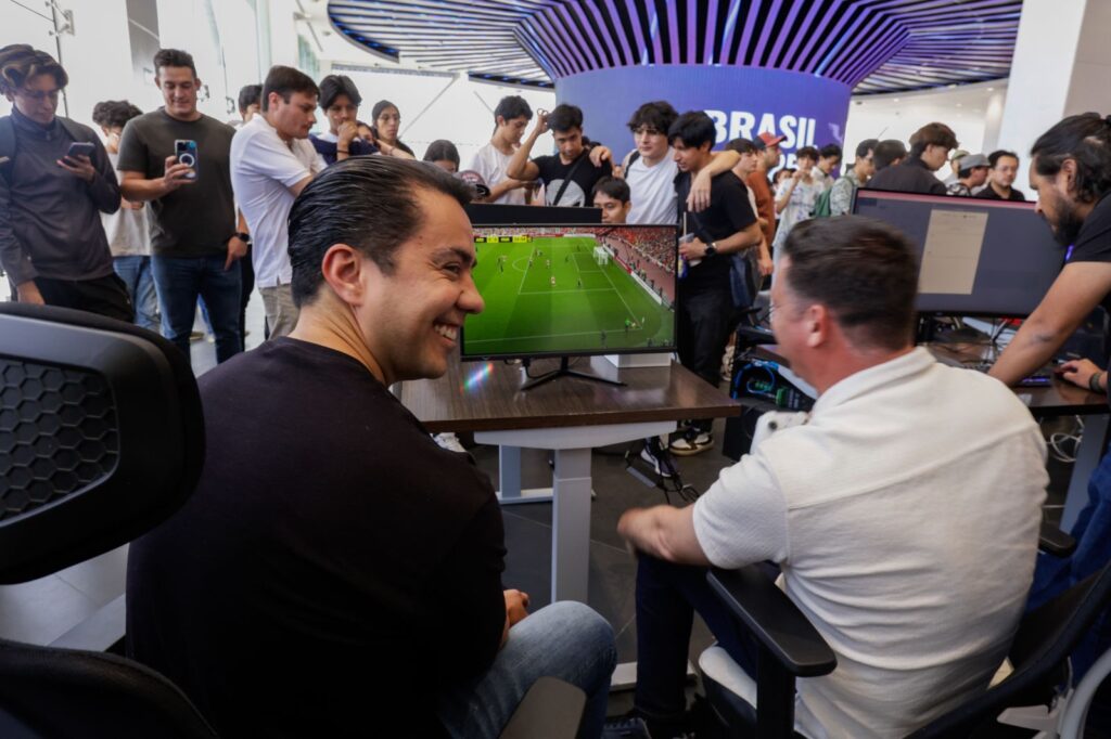 Asiste Felifer Macías a la final del Campeonato Nacional de gaming