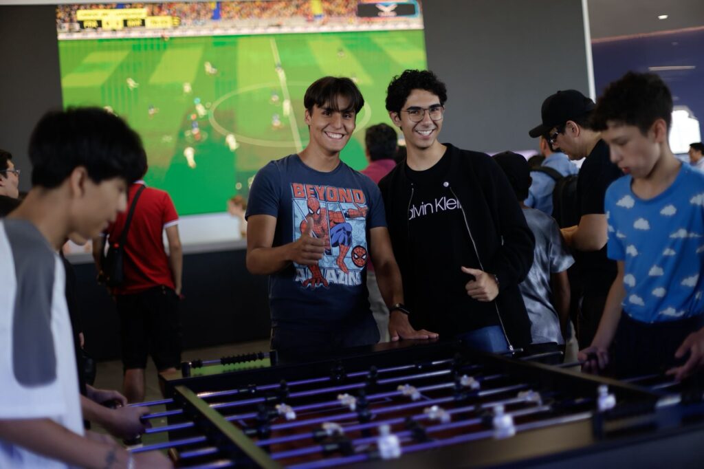 Asiste Felifer Macías a la final del Campeonato Nacional de gaming