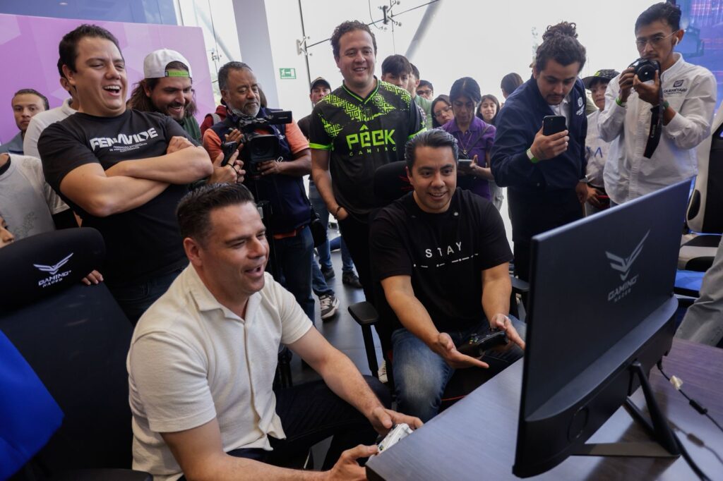 Asiste Felifer Macías a la final del Campeonato Nacional de gaming
