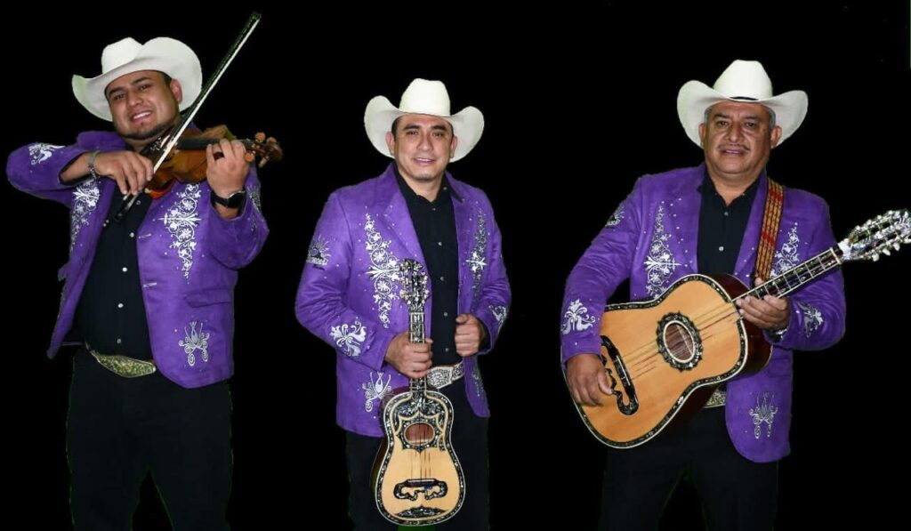 Trío Amanecer Huasteco llega a Plaza de Armas