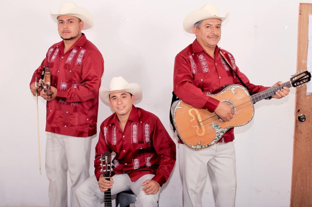 Trío Amanecer Huasteco llega a Plaza de Armas