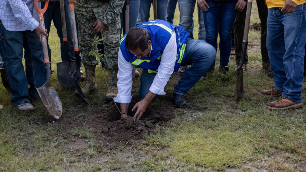 Toño Pérez inicia acciones del Programa “Raíces del Agua” con reforestación en Santa Bárbara La Cueva