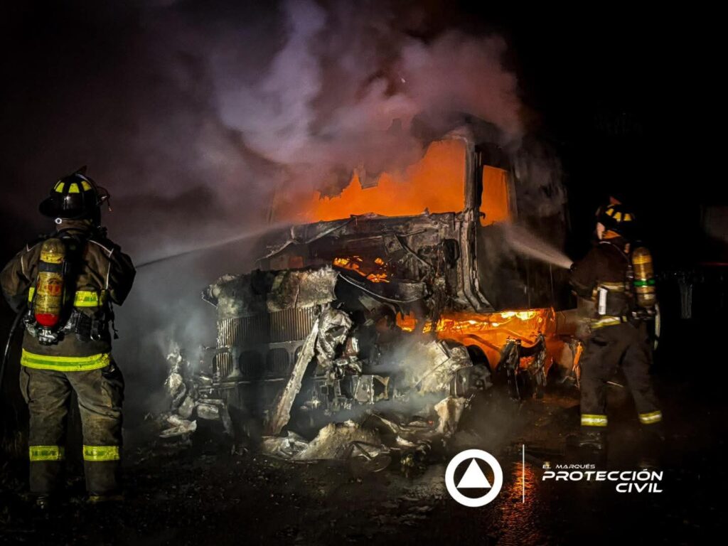 Impacto de rayo provoca incendio en tractocamión en Santa María Begoña