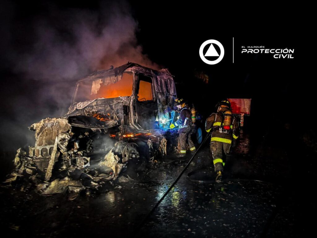 Impacto de rayo provoca incendio en tractocamión en Santa María Begoña