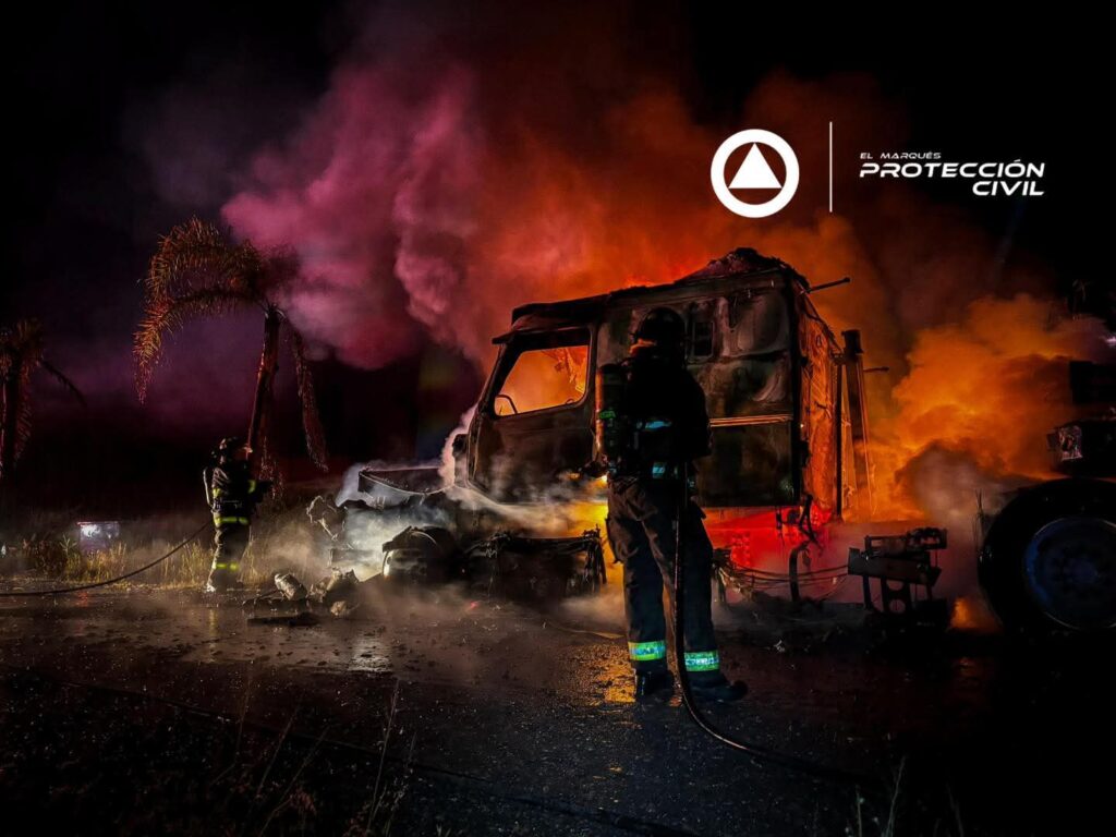 Impacto de rayo provoca incendio en tractocamión en Santa María Begoña